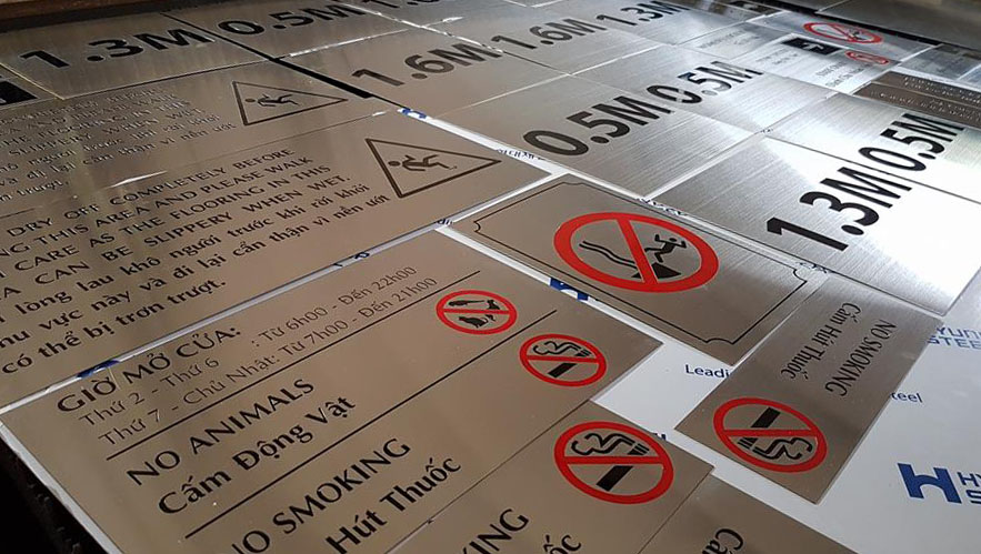 biển phòng inox trắng xước