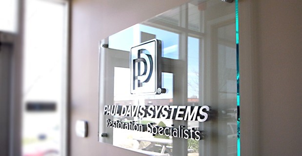 Biển hiệu kính thể hiện sự sang trọng